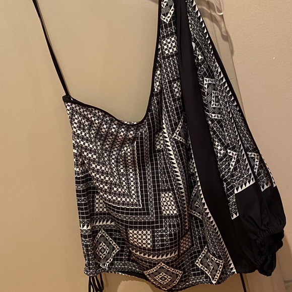 BCBG black one shoulder scarf print top - Picture 4 of 4